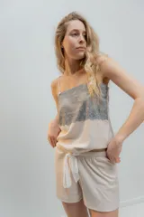 Pijama de algodón compuesto por musculosa con escote recto y detalle de puntilla elastizada, y short con elástico y lazo en la cintura.