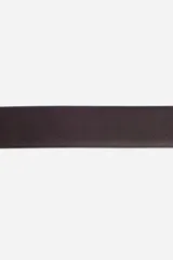Cinturón de hombre en PU, color negro, con hebilla metálica.