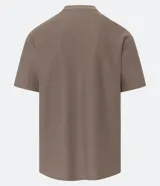 Remera marrón de corte relajado, con cuello redondo, mangas cortas y textura acanalada.