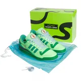 Championes Adidas Forum 84 Low, edición especial The Simpsons (Kang & Kodos), color verde con detalles en verde oscuro y naranja. Fabricados en cuero, con suela de caucho y forro textil. Incluyen gráficos temáticos en la lengüeta.