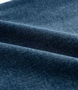 Pantalón de jean azul oscuro de corte recto, marca Marfinno, confeccionado en 100% algodón.