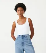 Musculosa azul marino de poliamida con escote en U y breteles anchos.