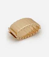 Pulsera dorada con elástico y textura de escamas sobrepuestas.