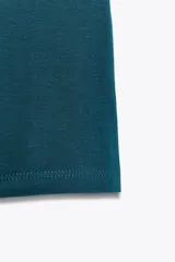 Top marrón de punto con cuello redondo y sisa.