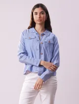 Camperita de lino estampado marca Dash, con abertura central con botones y bolsillos delanteros.