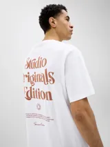 Camiseta blanca de manga corta y cuello redondo con estampado pequeño en el pecho.