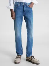 Pantalón de jean recto de tiro medio, color azul claro con efecto de lavado y cinco bolsillos.