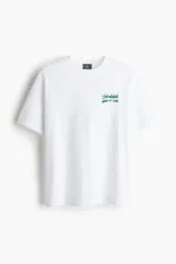 Remera blanca de algodón con estampado pequeño en el pecho con la leyenda "10K Run Cologne". Corte holgado, cuello redondo y mangas cortas.