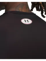 Remera de compresión Under Armour HeatGear de manga larga, color negro con degradado a rojo en mangas y parte inferior del torso. Logo de la marca en el pecho.