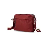 Bandolera color beige con correa de galón a tono, dos bolsillos frontales con cierre y uno dorsal. Su bolsillo principal incluye reparticiones internas.