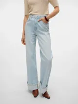Pantalón de jean celeste de corte wide leg y tiro alto, con bolsillos delanteros y traseros.