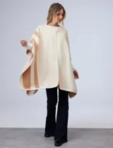 Ruana de tejido suave, color beige con rayas en tonos claros, diseñada para abrigo y comodidad.