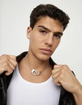 Collar plateado con cadena de eslabones rectangulares y cierre de mosquetón entrelazado grande.