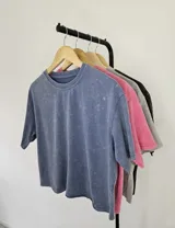 Remera celeste con efecto acid wash, corte holgado y mangas cortas.