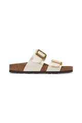 Sandalias Birkenstock Sydney color blanco perla con dos correas ajustables con hebillas doradas.