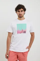 Remera blanca de algodón con estampa rectangular en el frente con imagen de paisaje en tonos celeste, rosa y blanco.