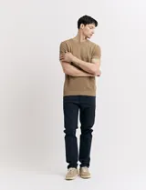 Pantalón de vestir color marrón claro, de corte recto y tiro medio.