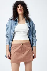 Minifalda color ladrillo, estilo cargo, de tiro bajo y corte recto.