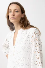 Vestido corto blanco de broderie con cuello mao y mangas 3/4.