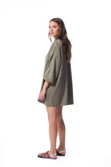 Vestido oversized de tencel color verde militar, con botones frontales y parche bordado en la espalda.