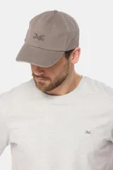 Gorra de béisbol azul marino de lona con visera curva y logo bordado en el frente.