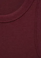 Musculosa marrón de tejido de canalé con cuello redondo y corte recto.