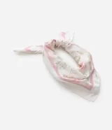 Pañuelo cuadrado de satén color blanco con estampado floral en tonos rosa y verde, y borde liso color rosa.