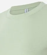 Remera negra de rib de algodón, con cuello redondo y mangas cortas. Corte ajustado y largo a la cadera.