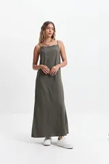 Vestido largo color beige de lino y algodón, con breteles finos y escote recto.