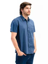 Camisa azul de manga corta confeccionada en 100% algodón, con corte clásico y bolsillo en el lado izquierdo del pecho.