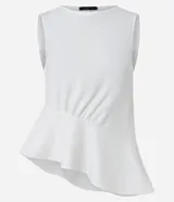Blusa peplum blanca sin mangas con cuello redondo y ruedo asimétrico.
