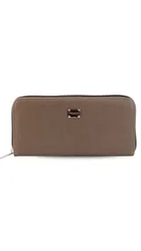 Billetera larga color beige con cierre alrededor, múltiples compartimentos para tarjetas y un bolsillo con cierre en el interior. Incluye monedero con cierre en la parte trasera.