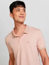 Chomba manga corta color gris con cuello clásico y tapeta de dos botones.