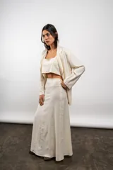 Falda larga color crema de lino con corte en A.