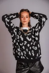 Sweater de punto color crudo con estampado animal print marrón.
