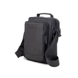 Morral negro con apertura superior y cierre. Tiene dos bolsillos frontales con cierre, uno de ellos de apertura vertical. También tiene un bolsillo trasero con cierre. La correa es de galón regulable y tiene un asa.