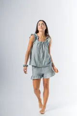 Conjunto de pijama estampado, compuesto por una musculosa con escote recto y frunces, y un short con elástico en la cintura y volados.