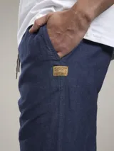 Pantalón jogger color gris claro confeccionado en mezcla de lino y algodón. Diseño liviano, fresco y cómodo, con calce comfort y cintura elástica con cordón ajustable.