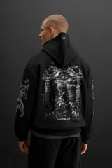 Hoodie negro oversize con estampado de cruz en el pecho y diseño floral en las mangas.