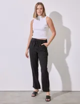Pantalón estampado de rayas, con pretina ancha elastizada y lazo de ajuste, de corte recto y bolsillos oblicuos, marca Alexander Jordan.