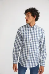 Camisa de hombre a cuadros color beige y azul marino, de corte slim fit, con mangas largas, cartera abotonada y logo bordado en el pecho. Confeccionada en algodón.