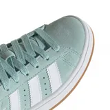 Zapatillas Adidas Campus 00s color verde agua con las tres tiras laterales blancas y detalles en negro en el talón. Suela blanca con base color caramelo.