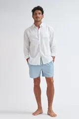 Short de baño celeste con estampado geométrico en blanco, con cintura elástica y cordón ajustable.