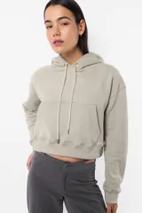 Buzo negro corto con capucha y bolsillo canguro. Tiene cordón ajustable con punteras metálicas y puños y cintura en rib.