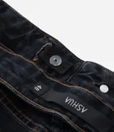 Pantalón de jean negro de corte recto, tiro medio, con elastano para mayor comodidad. Presenta terminación deshilachada en el ruedo.