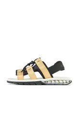 Sandalias Kenner Rakka con tiras de tela color beige y ajuste con cordón elástico. Suela blanca con detalles negros.