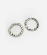 Set de dos pulseras plateadas de metal. Una de esferas de diferentes tamaños y otra de eslabones tipo cadena con cierre de mosquetón.