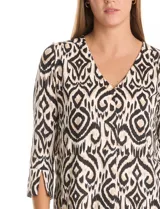 Blusa de seda fría estampada en tonos beige y negro, marca Zac & Rachel. Presenta escote en V, botones decorativos en la parte delantera y mangas 3/4 con tajo.