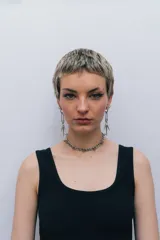 Gargantilla plateada de acero inoxidable con cadena de eslabones y púas metálicas.