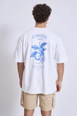 Remera blanca de corte holgado con pequeño estampado en el pecho.